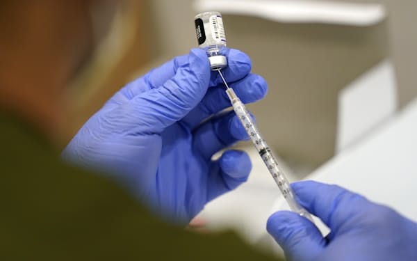 新型コロナウイルスワクチンの接種義務を巡り、米政権と反対する州の対決姿勢が鮮明になっている＝AP