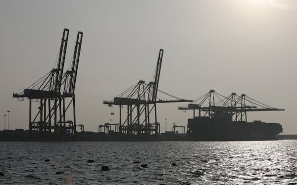 中国はスリランカの港湾権益などを取得している（2016年、コロンボ）＝ロイター