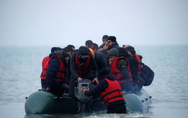 今年は記録的な数の移民が不法に英仏海峡を渡り英国を目指していた（写真は24日、英仏海峡にて）＝ロイター