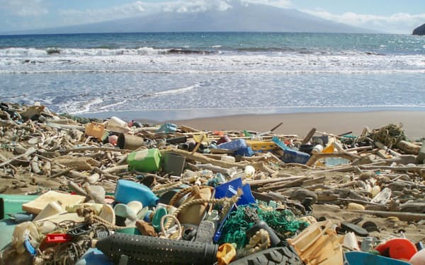 米ハワイの海岸に打ち上げられた、さまざまなプラスチックごみ（米海洋大気局提供）
