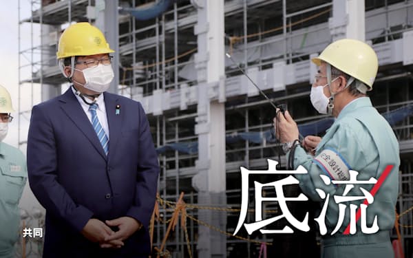 日本原燃の核燃料サイクル関連施設の安全対策工事現場を視察する萩生田経産相(左)=8日、青森県六ケ所村