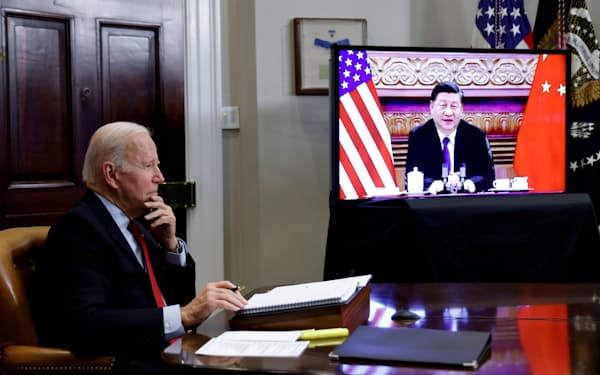 オンライン形式で協議するバイデン米大統領（左）と中国の習近平国家主席＝ロイター
