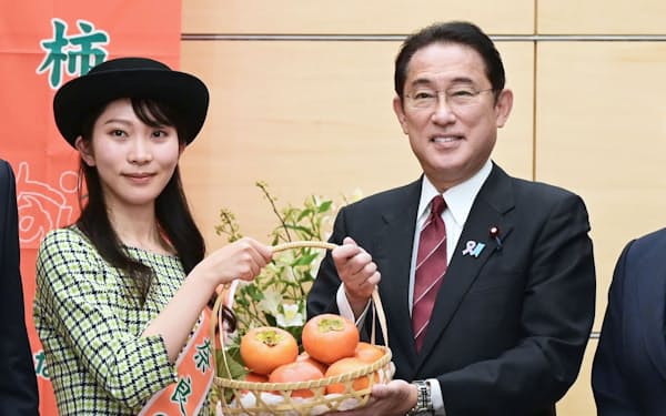 奈良の柿PRレディ（左）と記念撮影に納まる岸田首相（25日）