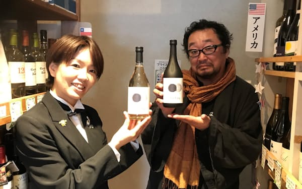 磯蔵酒造の磯社長㊨はワインに近い風味の日本酒を商品化した（水戸市）