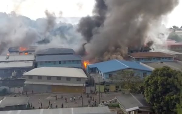 ソロモン諸島の首都ホニアラの中国系住民が多い地区で起きた火災（25日、交流サイトの動画から）＝ロイター