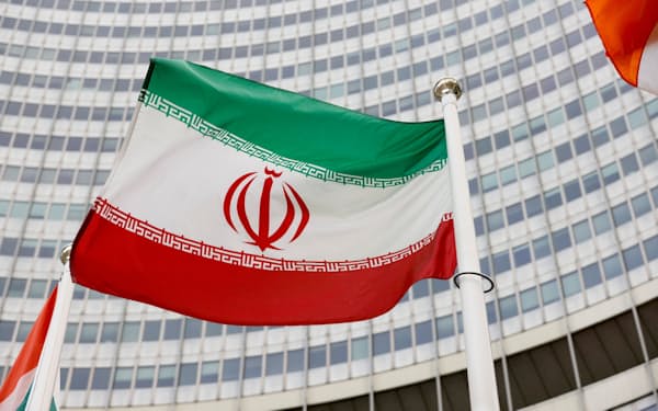 イランと米欧など６カ国は核交渉を再開する（ウィーンのIAEA本部前に掲げられるイラン国旗）＝ロイター