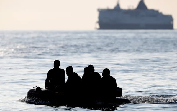 2021年8月4日、ボートで英仏海峡を渡るスーダン出身の難民=ロイター
