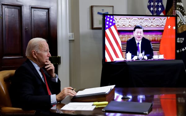 バイデン米大統領㊧は16日（米東部時間15日）、中国の習近平国家主席とのオンライン協議に臨んだ（米ホワイトハウス）＝ロイター
