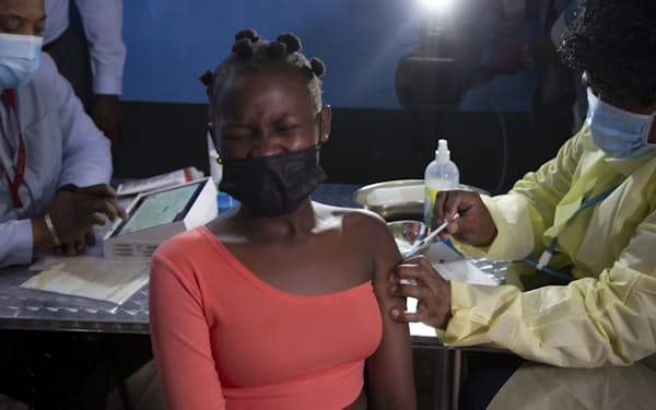 南アフリカ・ヨハネスブルク近郊でワクチン接種を受ける女性（１０月）＝ＡＰ