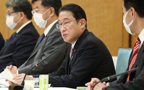  新しい資本主義実現会議の会合で発言する岸田首相（26日、首相官邸）