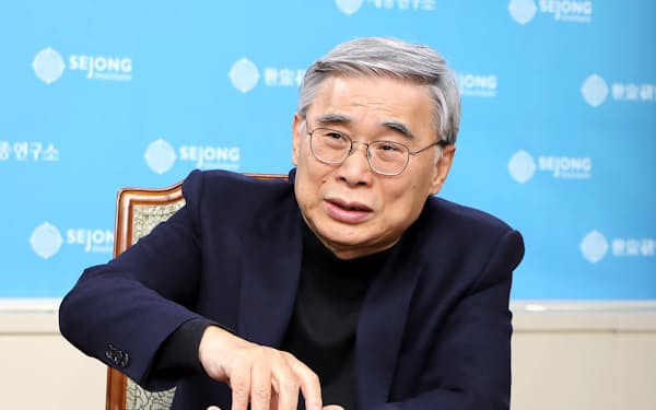 李鍾奭(イ・ジョンソク)氏 盧武鉉政権で国家安全保障会議の事務次長や統一相を務めた。対北朝鮮融和を唱える