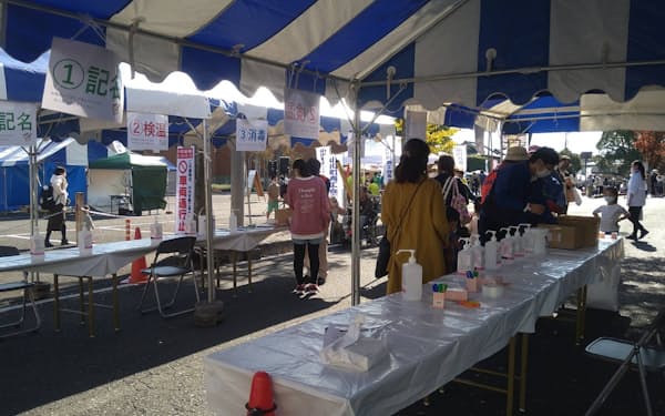 小川町商工祭は、入り口で来場者情報を記名してもらうなど、感染対策を徹底した上で開催した（11月、埼玉県小川町）