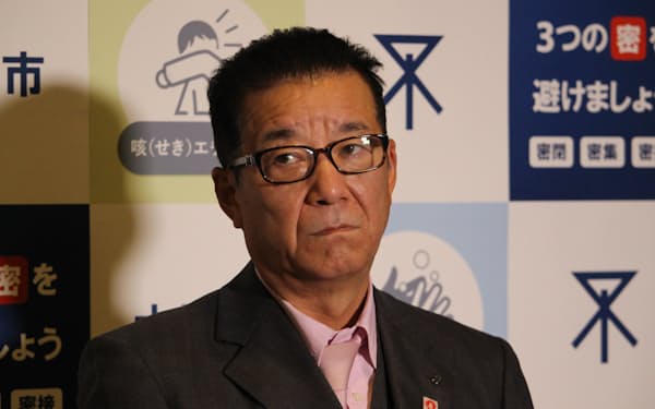記者団の取材に応じる松井一郎市長(26日、大阪市役所)