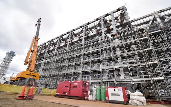 日本原燃の使用済み核燃料再処理工場にある非常用電源建屋冷却水設備。竜巻対策のため防護ネットを設置している(26日、青森県六ケ所村)