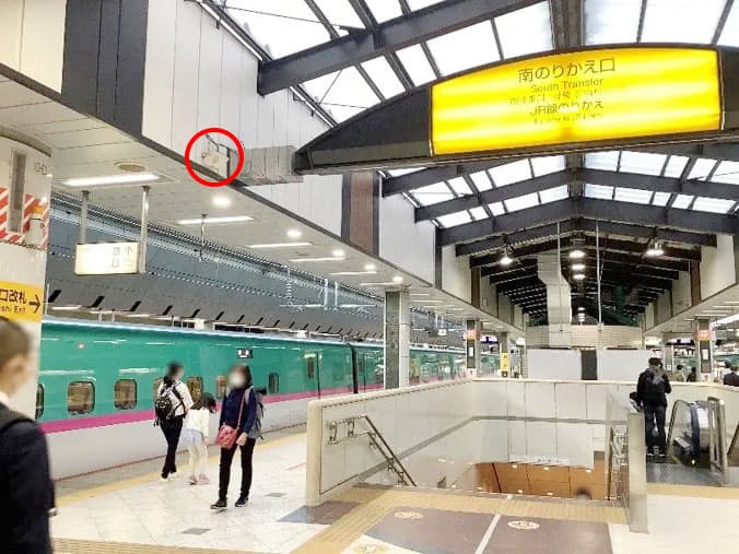 視覚障害者に階段の位置を案内する音響装置が不適切な方向に設置されていた東京駅のホーム（左上の丸で囲った部分）=JR東日本提供・共同、提供元が画像の一部を加工しています
