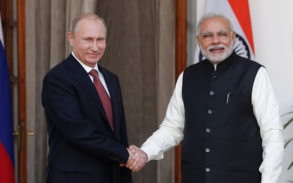 2014年12月のニューデリー訪問時にインドのモディ首相（右）と握手するロシアのプーチン大統領＝ロイター