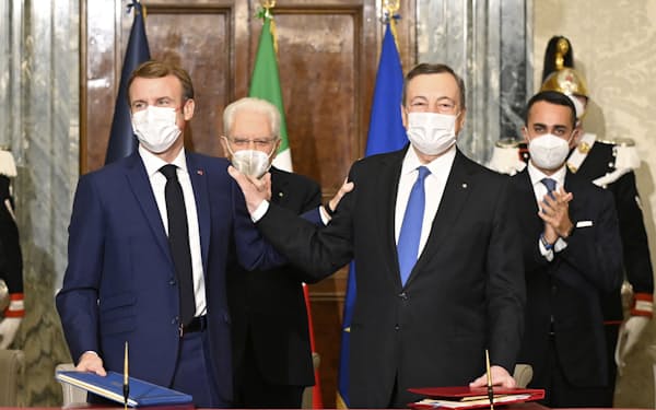 協力条約に署名したフランスのマクロン大統領（左）とイタリアのドラギ首相（26日、ローマ）＝ＡＰ