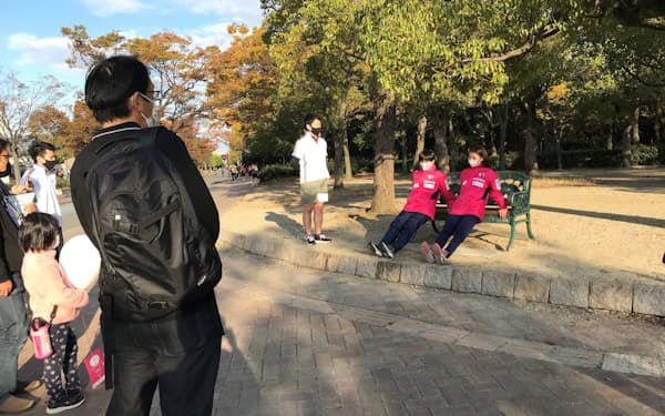 東急スポーツオアシスはセレッソ大阪系などと長居公園のベンチや遊具を使う運動プログラムを開発した