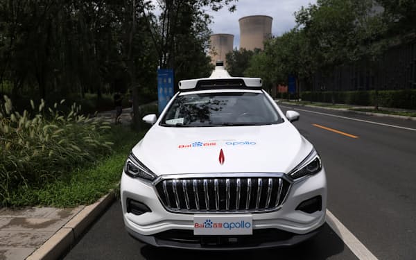 百度が自動運転タクシー向けに開発した車両（7月、北京）＝ロイター