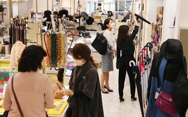 松屋銀座店の婦人雑貨売り場で買い物をする人たち（10月1日、東京都中央区）