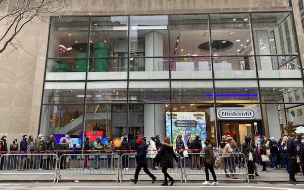 任天堂のニューヨーク市内の店舗は26日、ゲームを買い求める客で長蛇の列ができた