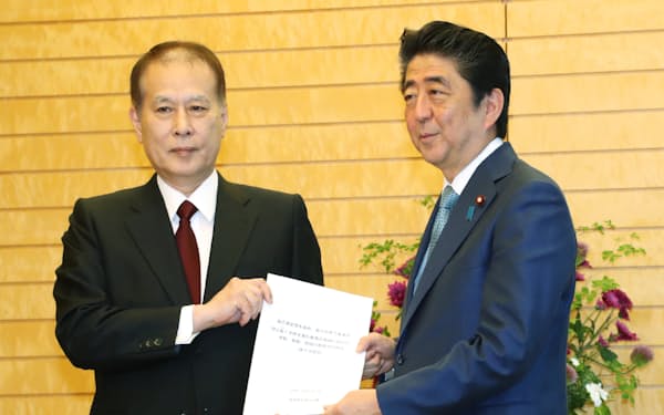 教育再生実行会議の鎌田座長㊧から提言を受け取る当時の安倍首相