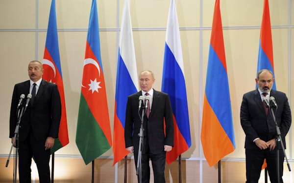 会談後に記者会見した（左から）アゼルバイジャンのアリエフ大統領、ロシアのプーチン大統領、アルメニアのパシニャン首相（26日、ロシア南部ソチ）＝ロシア大統領府提供・ＡＰ
