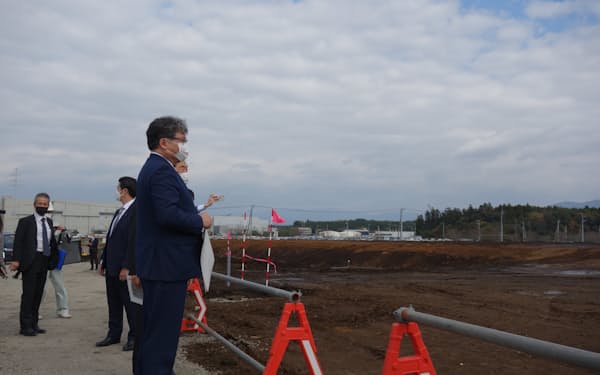 TSMCの工場建設予定地を視察する萩生田経産相（2021年11月、熊本県菊陽町）