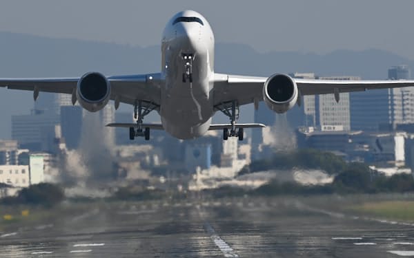 伊丹空港を飛び立つ航空機