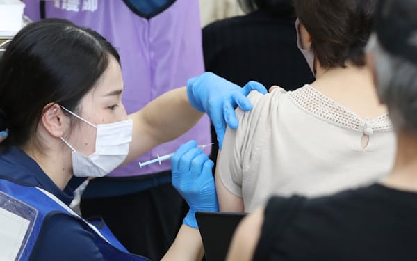 集団接種会場で新型コロナウイルスワクチンを接種する救急救命士（７月、神奈川県海老名市）