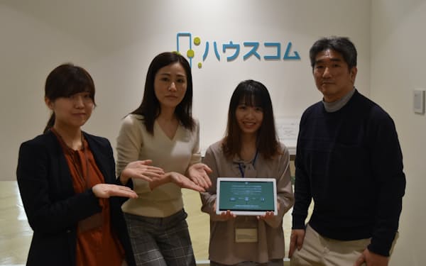 入居費用の後払いサービス「スマートレント」を開発したメンバー。（左から）井上さん、矢辺さん、ヒエンさん、川西さん