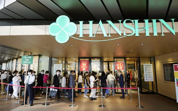 緊急事態宣言の解除で通常営業を再開した百貨店は3カ月ぶりに増加に転じた(10月、阪神百貨店梅田本店)=共同