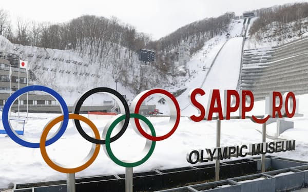 札幌オリンピックミュージアムの前には五輪マークなどがある。奥右 は大倉山のジャンプ台（札幌市）
