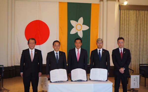 愛媛県は地銀など3行と遺贈寄付の協定を結んだ(29日、県庁)
