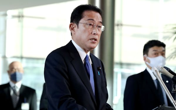 外国人の新規入国原則停止の方針を明らかにする岸田首相(29日、首相官邸)