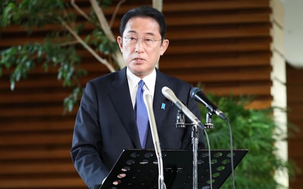 外国人の新規入国原則停止の方針を明らかにする岸田首相（29日、首相官邸）