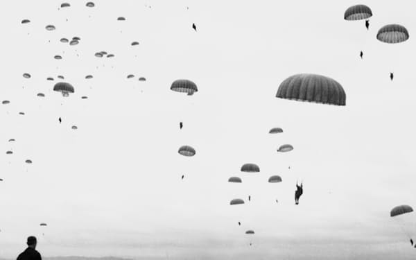 北海道の恵庭周辺では自衛隊の演習が行われてきた(写真は1956年、パラシュート降下する陸上自衛隊の空挺部隊)=共同