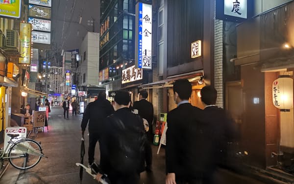 東京・新橋の飲食店街（11月22日夜）