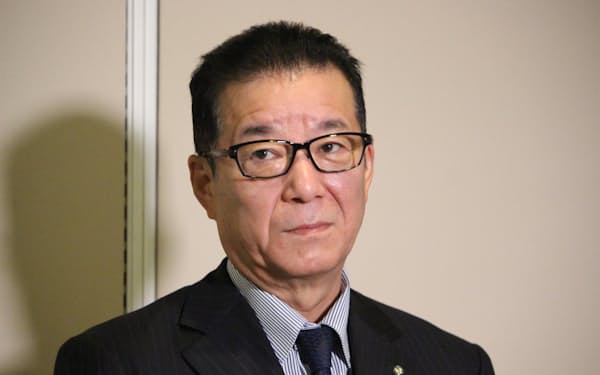 記者団の取材に応じる大阪市の松井一郎市長(29日、大阪市役所)
