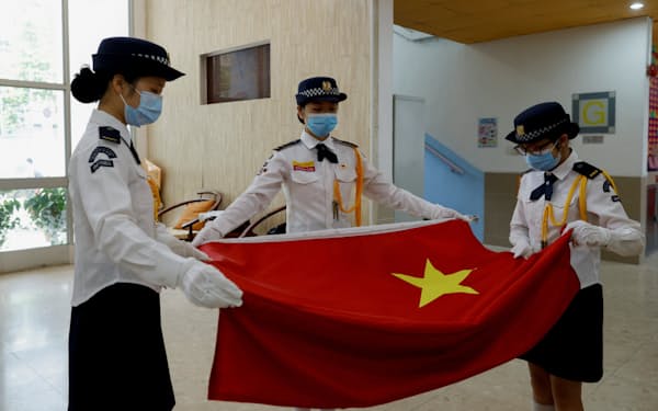 香港の学校では中国国旗の掲揚が義務付けられる（式典の準備をする生徒たち）＝ロイター