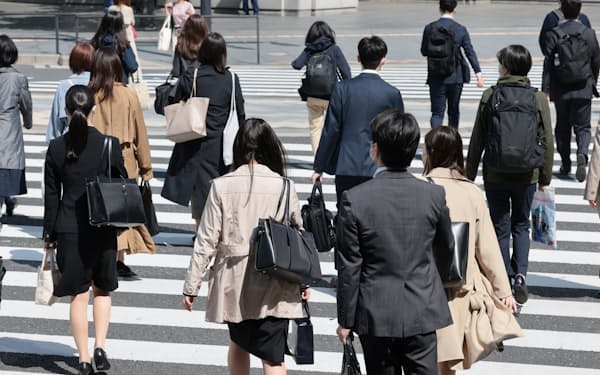 通勤する人たち(東京・丸の内)