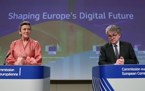 欧州は地域をあげてデジタル化を推進（欧州委員会で競争政策を担当するベステアー上級副委員長㊧ら）=ロイター