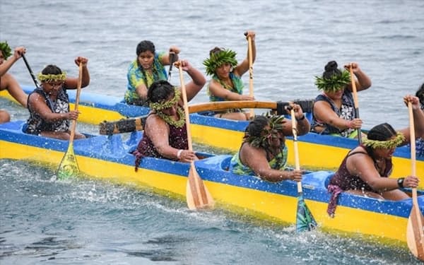 タヒチで2019年に行われた文化行事「ヘイバ」で、ポリネシア伝統のカヌー「ヴァア」の競技に参加する女性たち（PHOTOGRAPH BY XAVIER KEUTCH）

