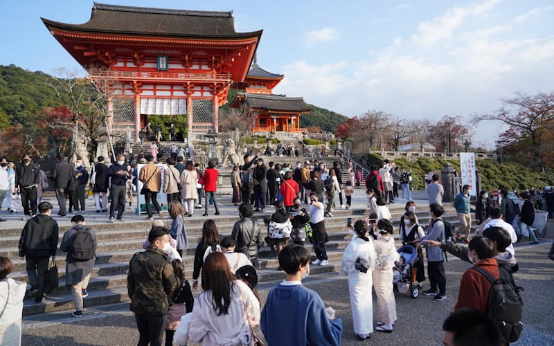 マスク姿で歩く観光客ら(11月中旬、京都市内) マスク姿で歩く観光客ら(11月中旬、京都市内)