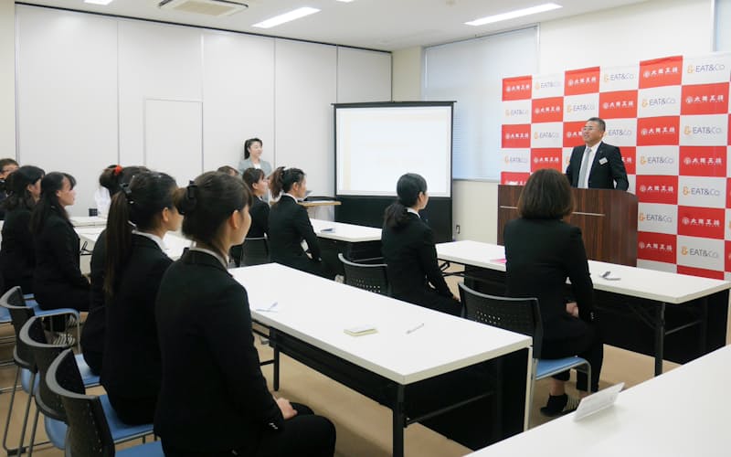 イートアンドHDの工場では多くの若い外国人技能実習生も働く(17年、群馬県板倉町) イートアンドHDの工場では多くの若い外国人技能実習生も働く(17年、群馬県板倉町)