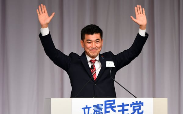 立憲民主党の新代表に選出された泉健太氏(30日午後、東京都港区)