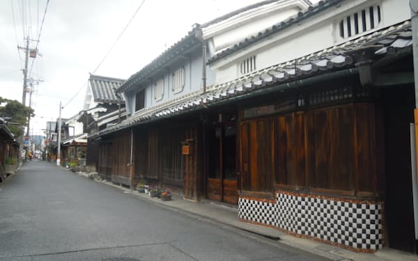 伝統的な建造物が残る奈良県御所市「御所まち」の街並み