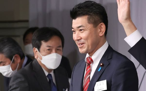 立憲民主党の新代表に選出された泉健太氏（右）。左は枝野前代表（11月30日、東京都港区）