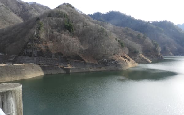 下方のダムに向けて水を流して発電する（群馬県上野村にある神流川揚水発電所の貯水池、11月下旬）