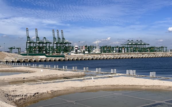 トゥアス港は用地の８割以上を埋め立てによって確保する